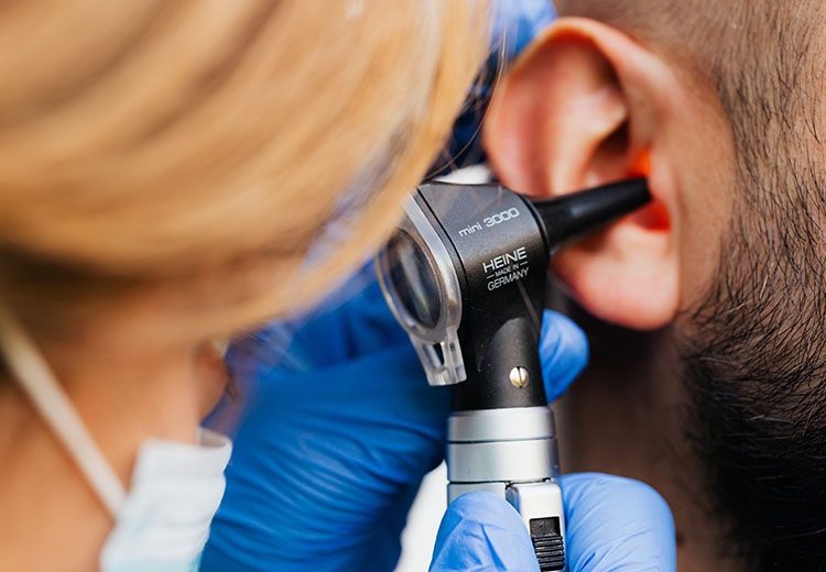 Veel KNO-artsen rapporteren werkgerelateerde klachten aan het bewegingsapparaat