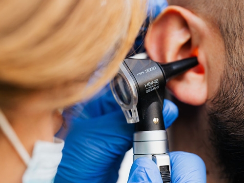 Veel KNO-artsen rapporteren werkgerelateerde klachten aan het bewegingsapparaat